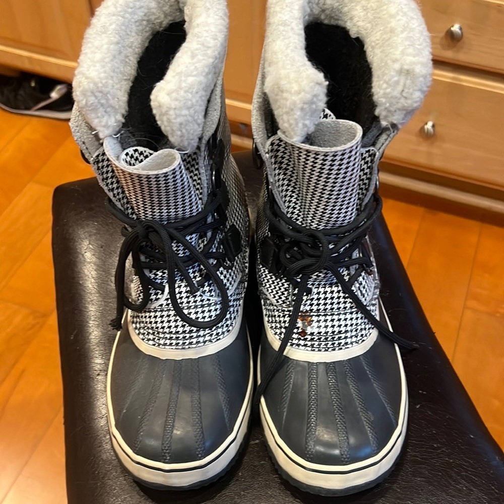 Size 8 sorel houndstooth waterproof boots